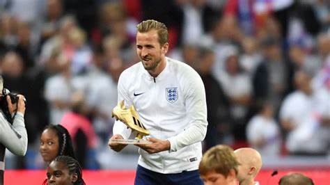 Harry Kane 2018 World Cup Golden Boot step back to make his duty.