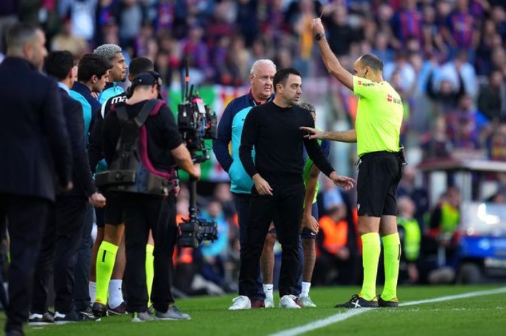 Antonio Mateu Lahoz hands out 15 yellows and 2 red cards in Barcelona's 1-1 derby draw with Espanyol.